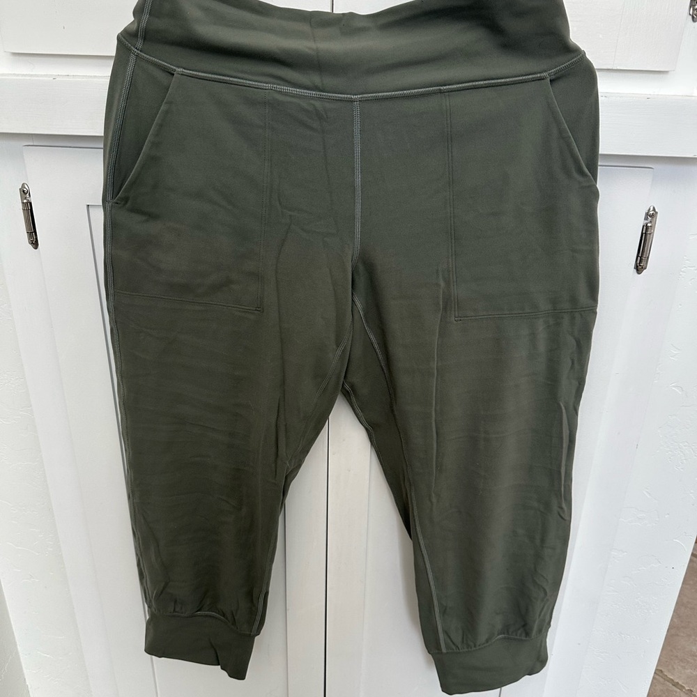 lululemon athletica Olive Capris with Front Pockets